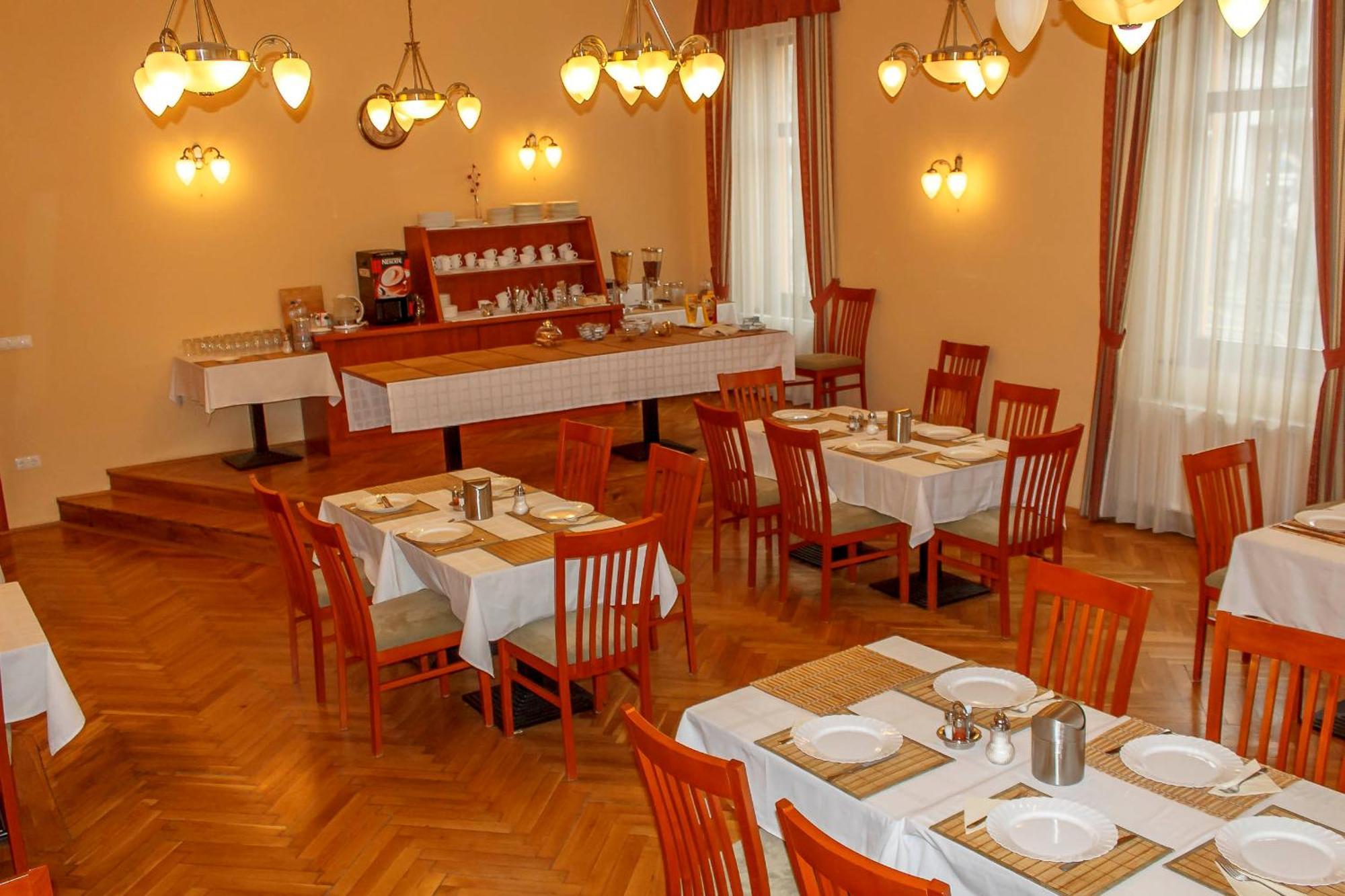 Pannon Hotel Bejelentkezes 20 Oraig, Check-In Until 20 O'Clock, Einchecken Bis 20 Uhr 莫哈奇 外观 照片