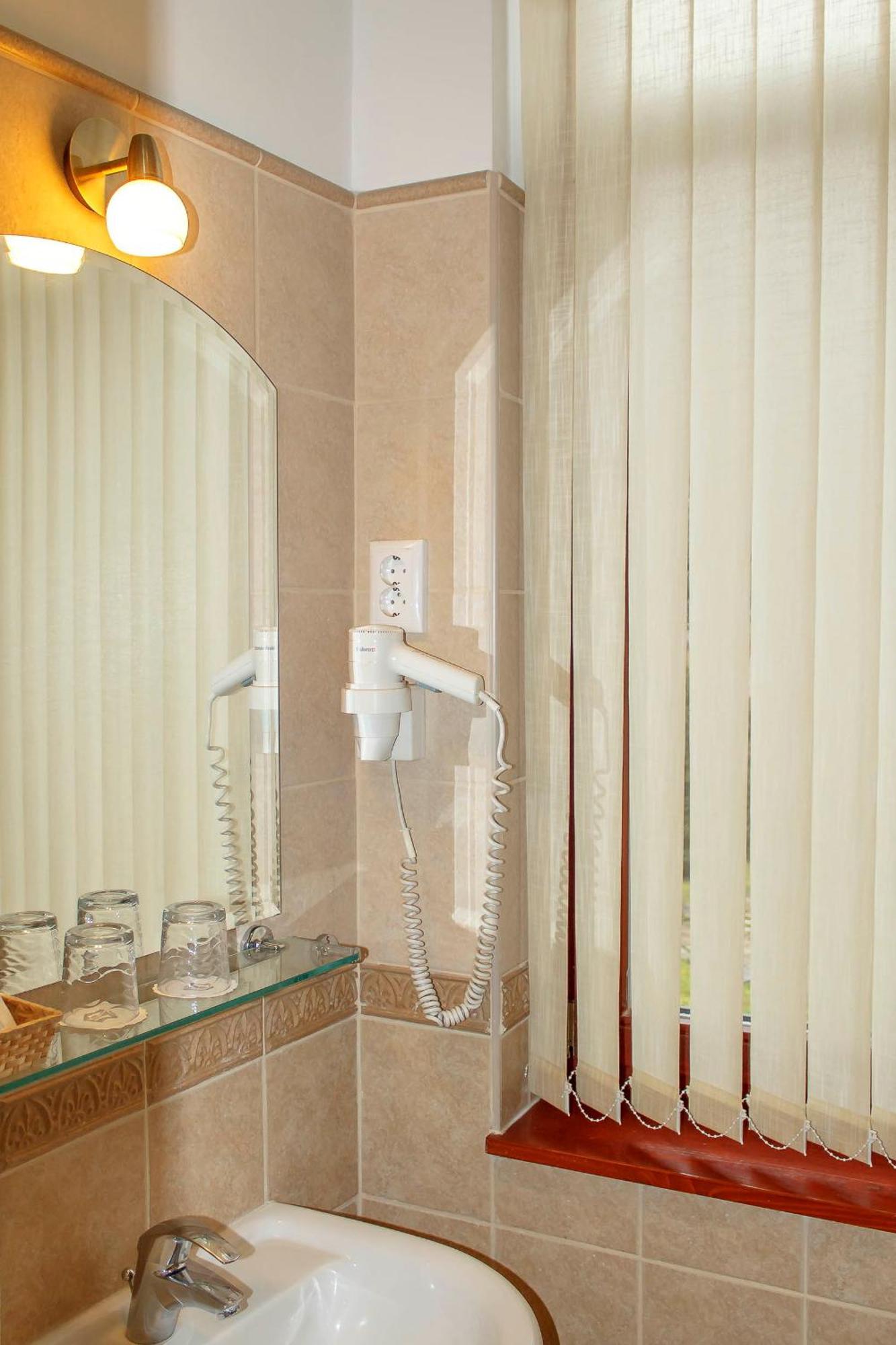 Pannon Hotel Bejelentkezes 20 Oraig, Check-In Until 20 O'Clock, Einchecken Bis 20 Uhr 莫哈奇 外观 照片