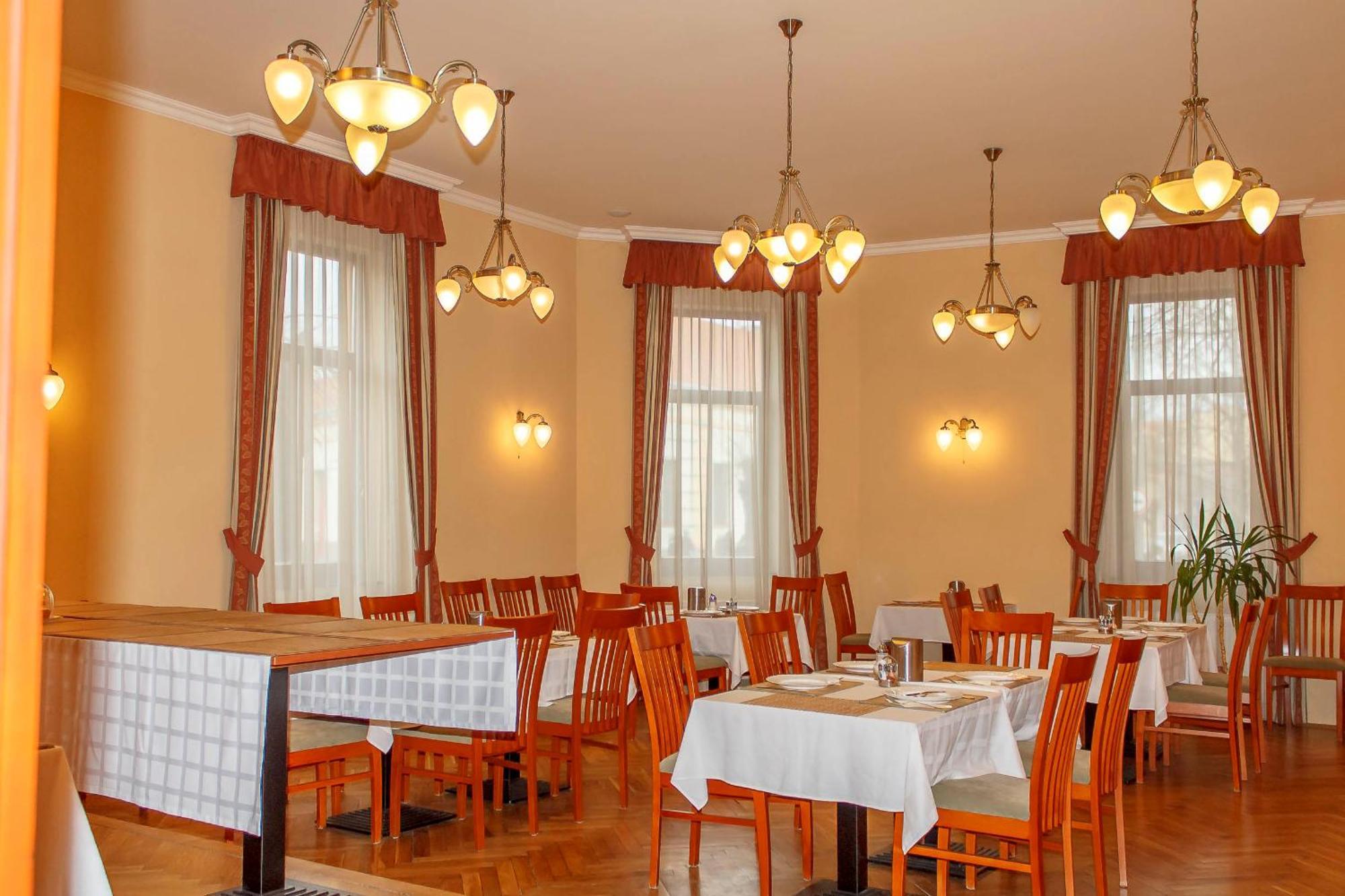 Pannon Hotel Bejelentkezes 20 Oraig, Check-In Until 20 O'Clock, Einchecken Bis 20 Uhr 莫哈奇 外观 照片
