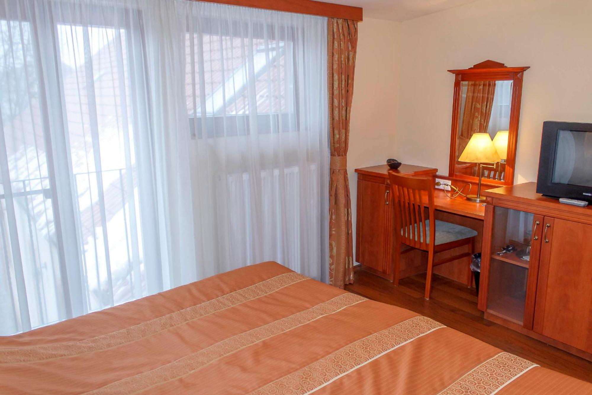 Pannon Hotel Bejelentkezes 20 Oraig, Check-In Until 20 O'Clock, Einchecken Bis 20 Uhr 莫哈奇 外观 照片