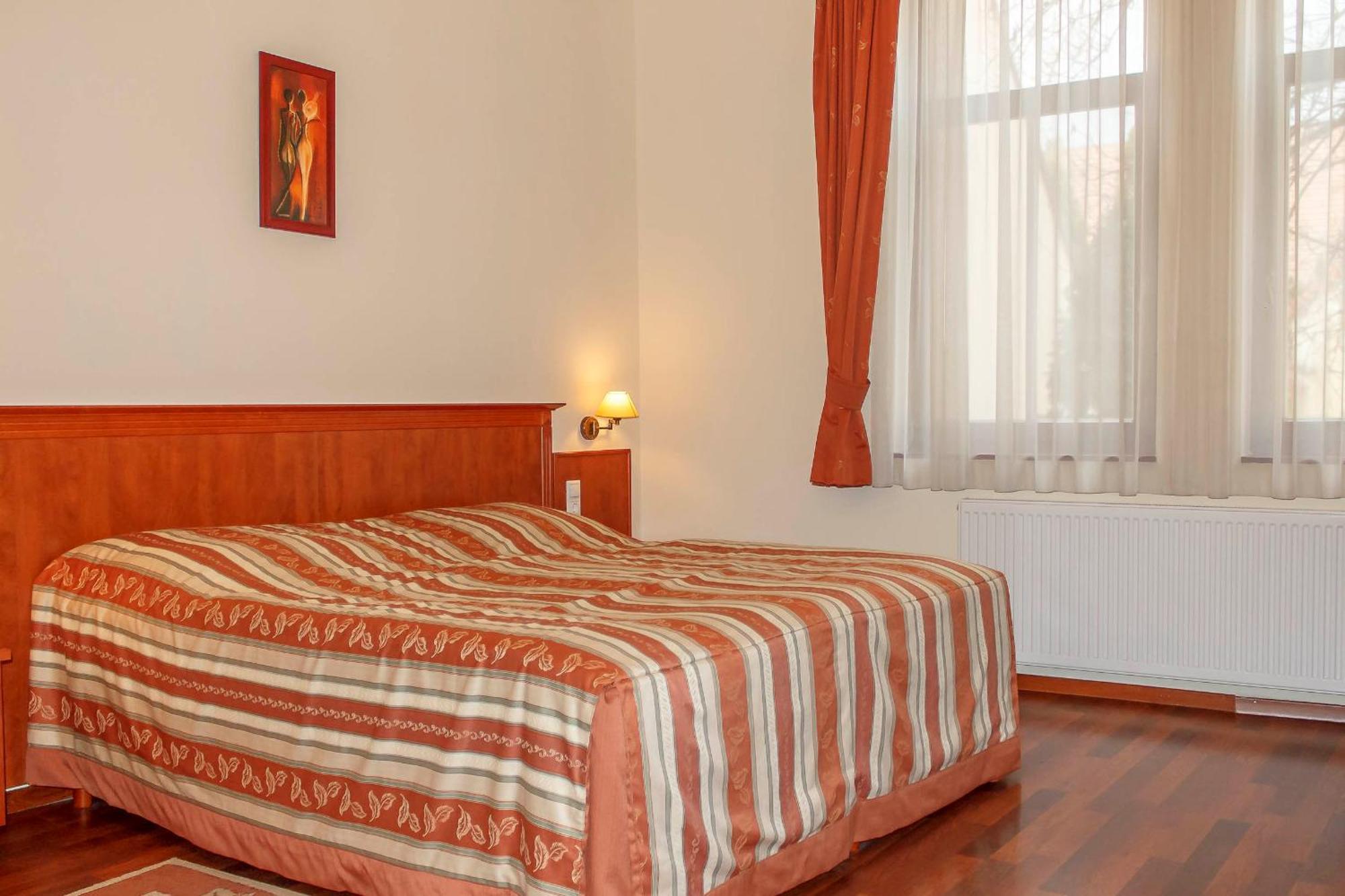 Pannon Hotel Bejelentkezes 20 Oraig, Check-In Until 20 O'Clock, Einchecken Bis 20 Uhr 莫哈奇 外观 照片