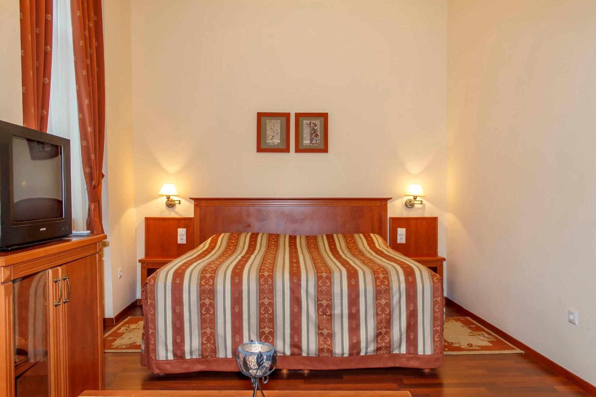 Pannon Hotel Bejelentkezes 20 Oraig, Check-In Until 20 O'Clock, Einchecken Bis 20 Uhr 莫哈奇 外观 照片