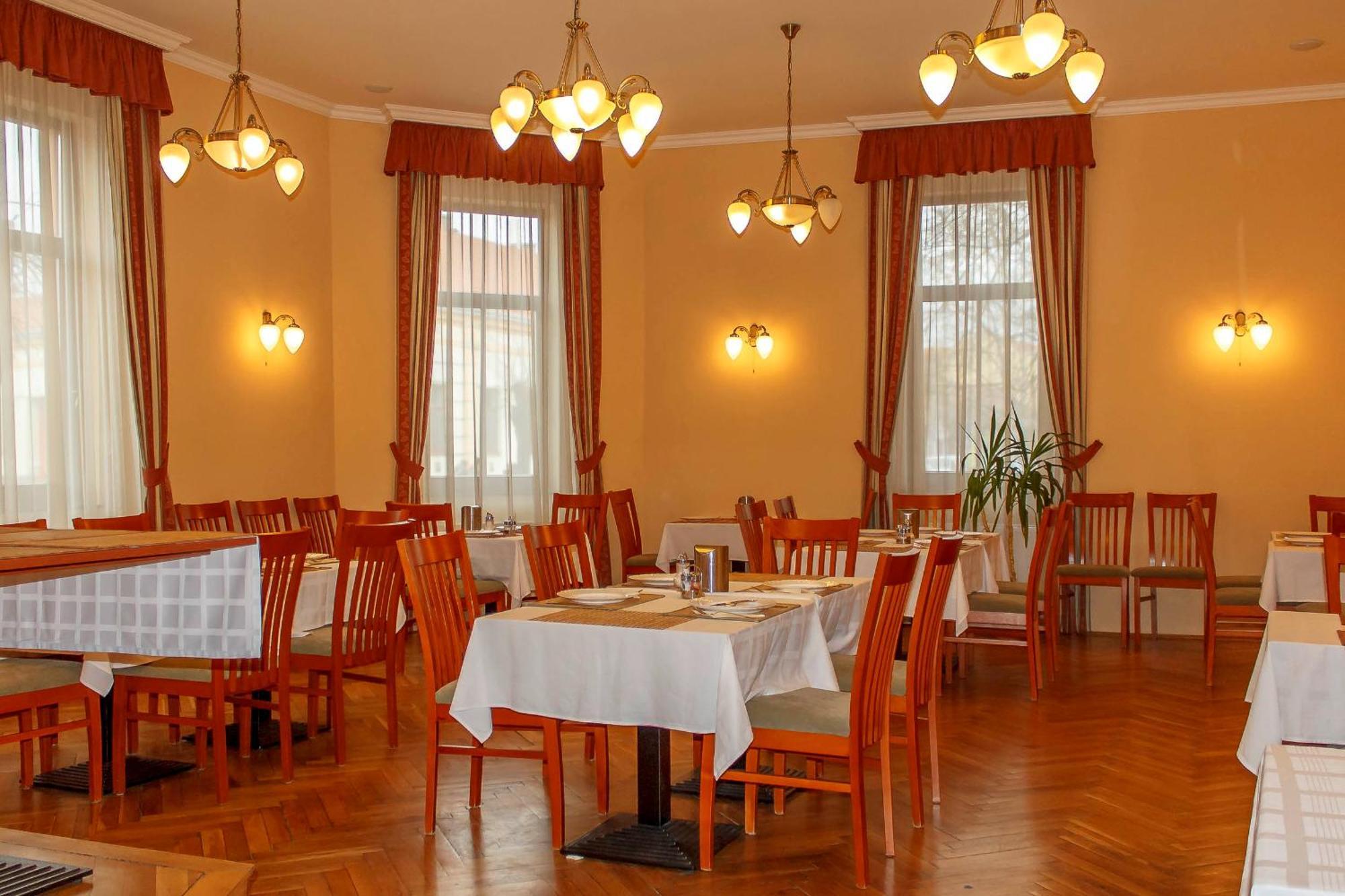 Pannon Hotel Bejelentkezes 20 Oraig, Check-In Until 20 O'Clock, Einchecken Bis 20 Uhr 莫哈奇 外观 照片