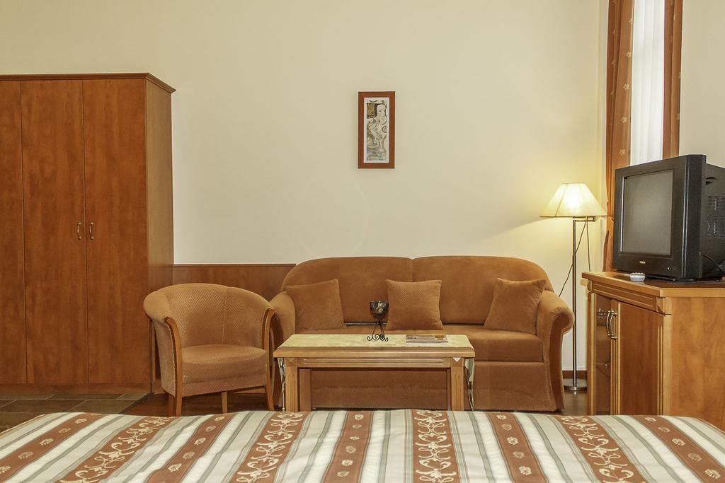 Pannon Hotel Bejelentkezes 20 Oraig, Check-In Until 20 O'Clock, Einchecken Bis 20 Uhr 莫哈奇 外观 照片