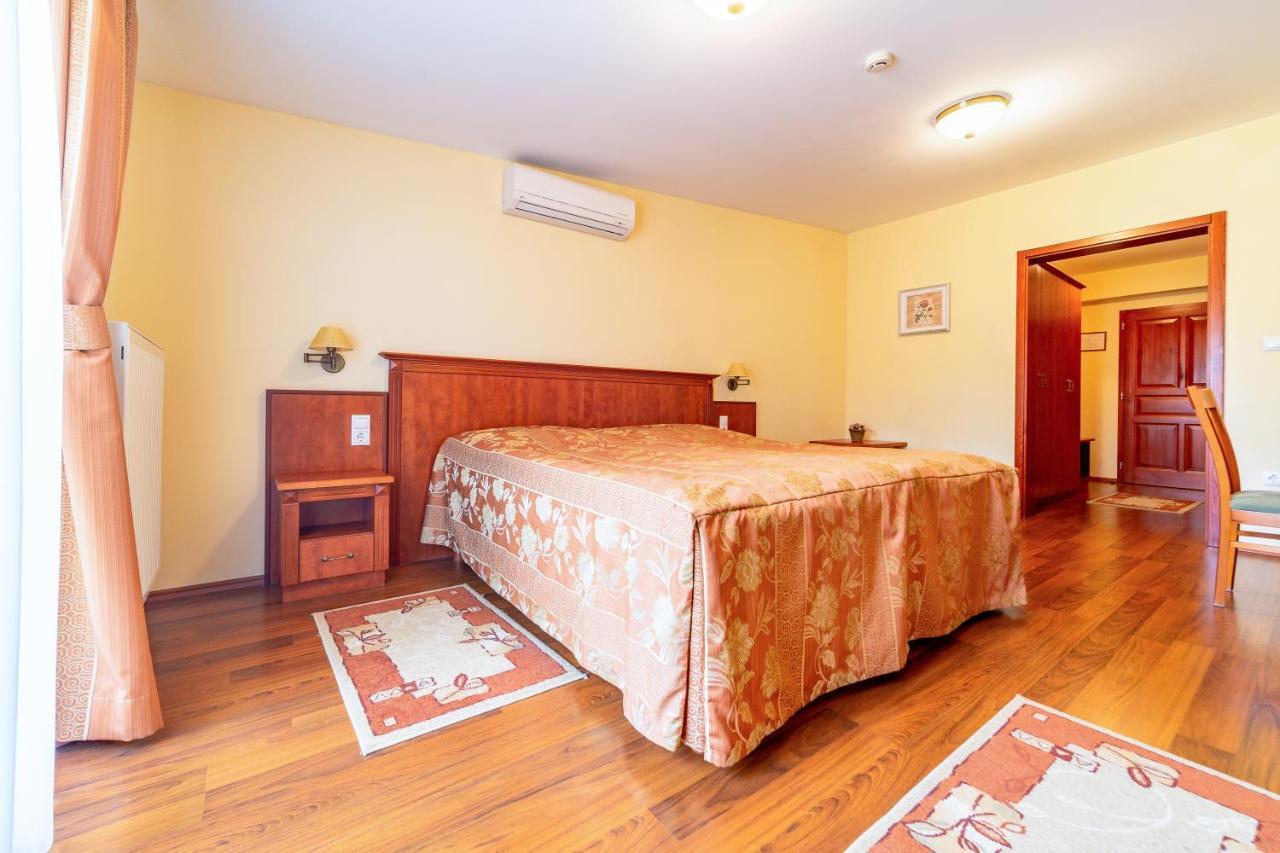 Pannon Hotel Bejelentkezes 20 Oraig, Check-In Until 20 O'Clock, Einchecken Bis 20 Uhr 莫哈奇 外观 照片